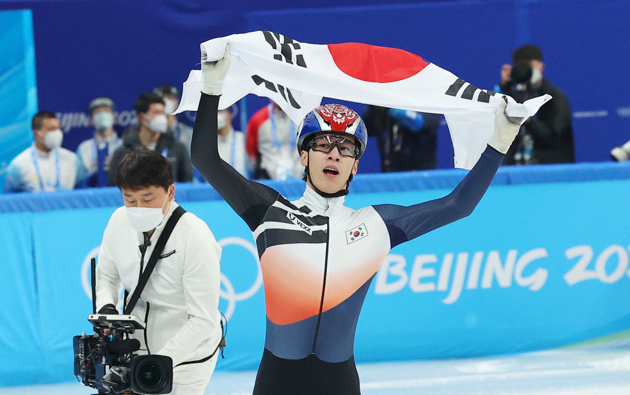 황대헌이 남자 쇼트트랙 1500m에서 금메달을 확정지은 직후 태극기를 들고 환호하고 있다. [연합뉴스]