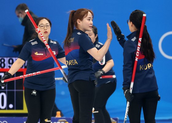 16일 열린 2022 베이징 겨울올림픽 여자 컬링 덴마크전에서 한국의 '팀 킴'이 하이파이브를 하며 서로를 독려하고 있다. [뉴시스] 