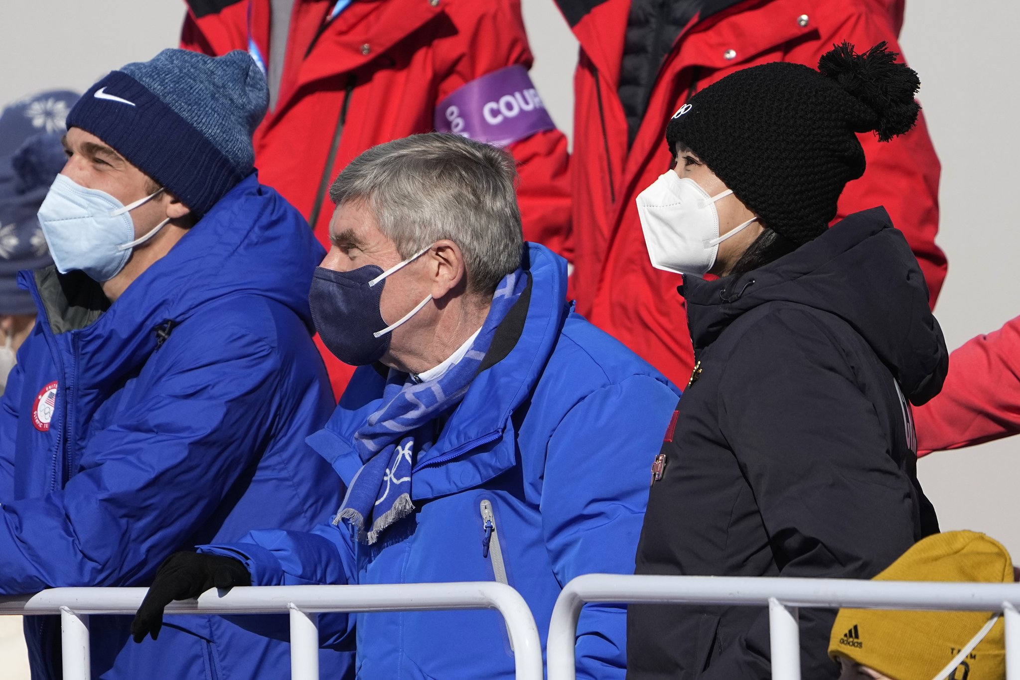 8일 열린 프리스타일 스키 빅에어 종목 관중석을 방문해 토마스 바흐 IOC 위원장(가운데)과 함께 경기를 지켜보는 중국 테니스 선수 펑솨이(오른쪽). [AP=연합뉴스]