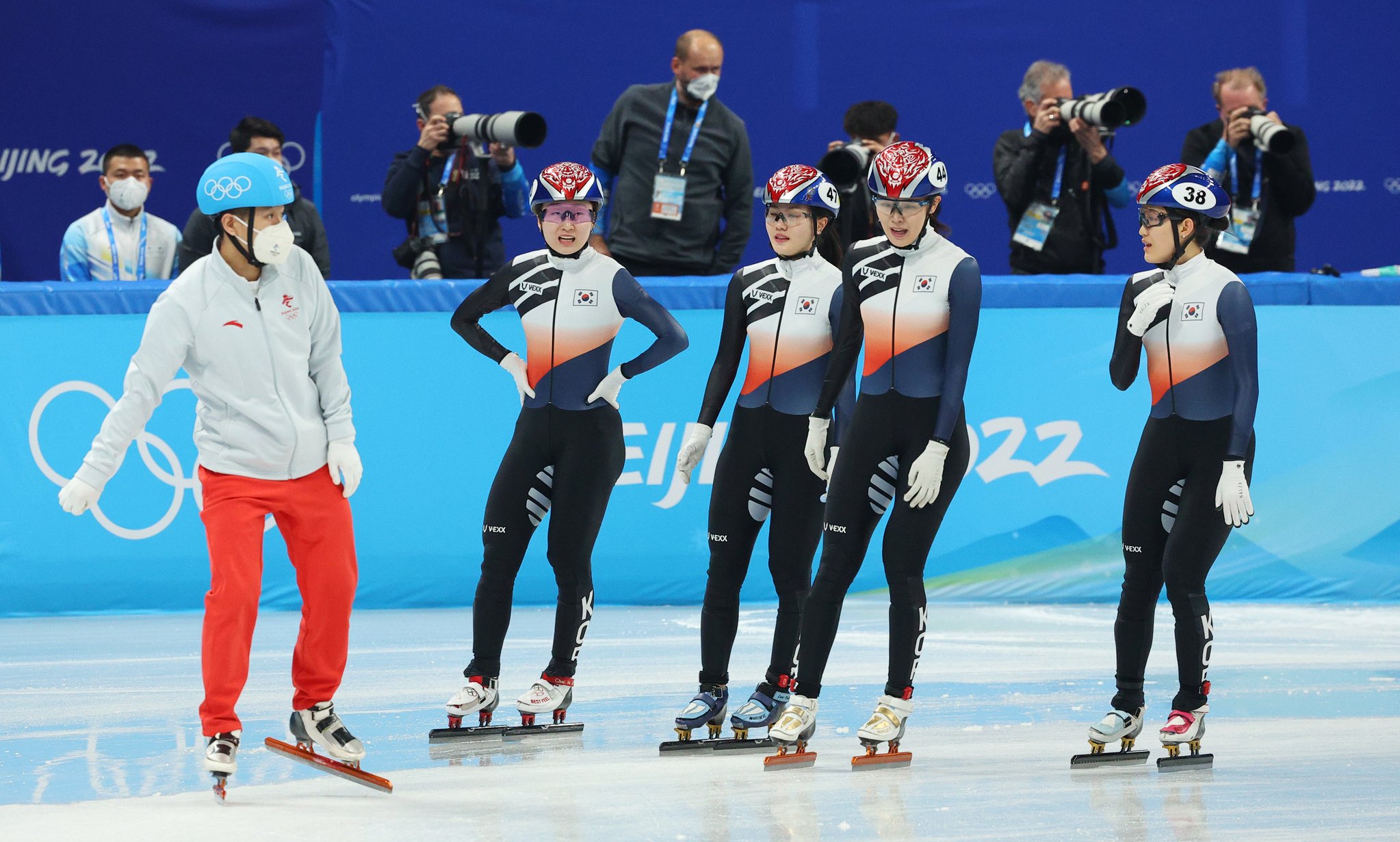 한국 여자쇼트트랙 대표팀 선수들이 3000m 계주 결승행에 성공한 뒤 기뻐하고 있다. [연합뉴스]