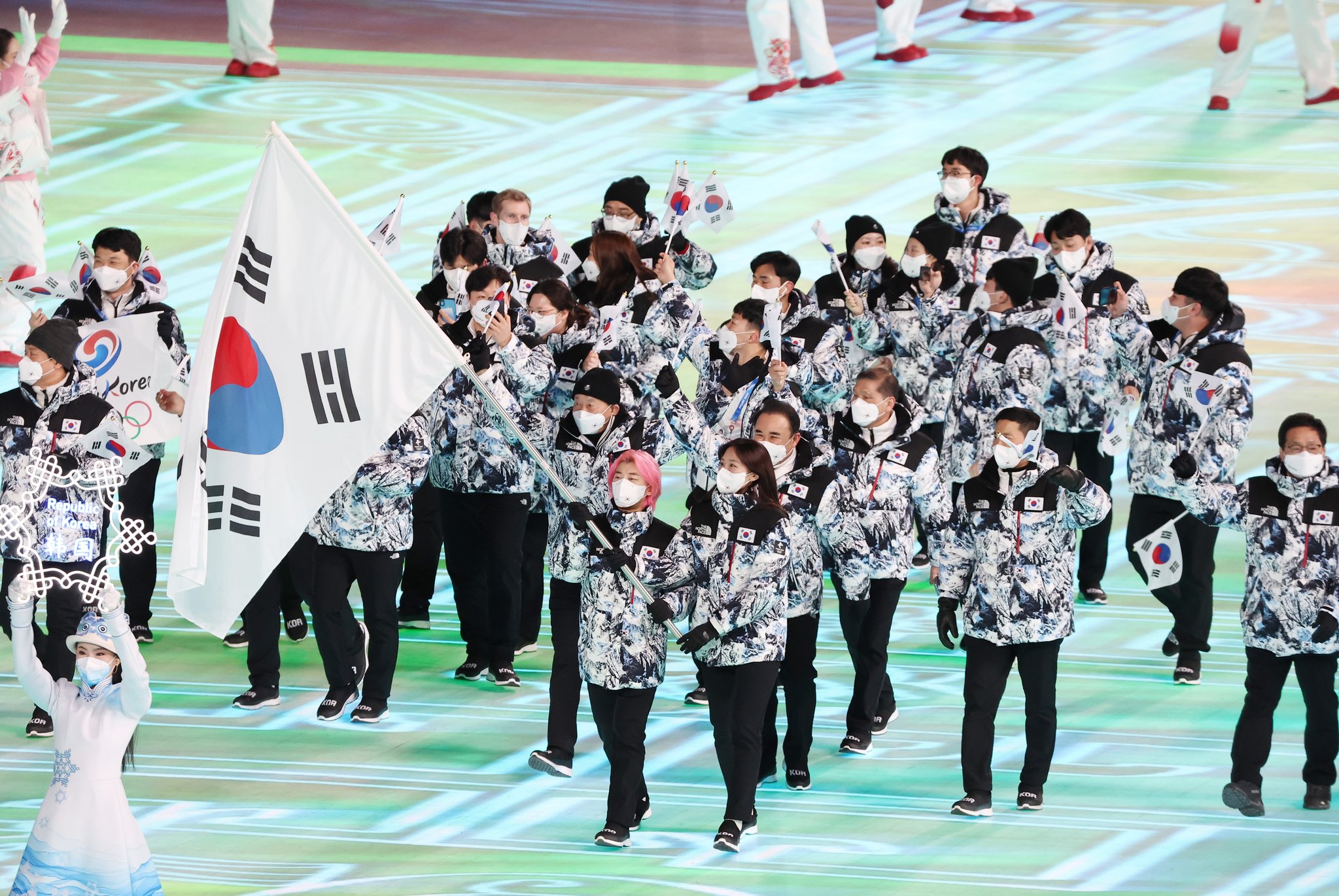 곽윤기와 김아랑을 기수로 한 대한민국 선수단이 베이징올림픽 개회식 현장에 입장하고 있다. [연합뉴스] 