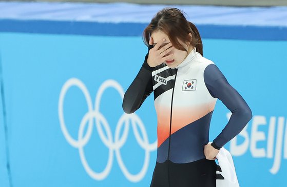 최민정이 11일 쇼트트랙 여자 1000ｍ 결승에서 은메달을 딴 뒤 눈물을 흘리고 있다. [연합뉴스] 