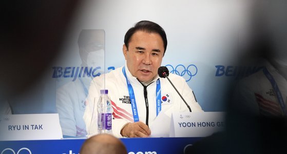 8일 중국 2022 베이징동계올림픽 메인미디어센터에서 열린 쇼트트랙 편파판정 관련 긴급 기자회견에서 윤홍근 한국선수단장이 발언을 하고 있다. 김경록 기자