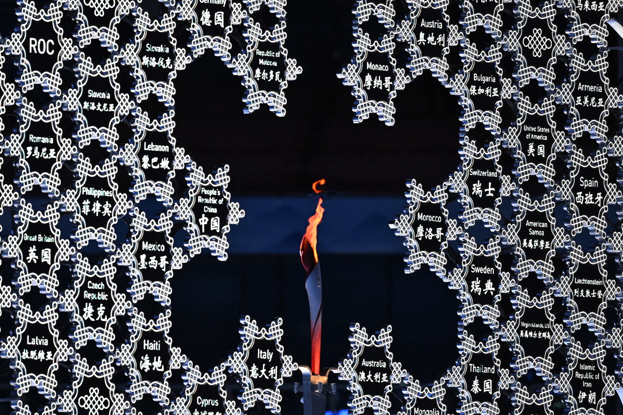 봉송 최종주자의 성화봉을 조형물에 꽂는 방식으로 제작한 베이징올림픽 성화대. [AP=연합뉴스]