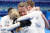 베이징올림픽 여자 컬링 영국대표팀 멤버 비키 라이트(정면)가 승리 직후 환호하고 있다. [EPA=연합뉴스]