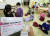 22일 오전 서울 구로구 서울항동유치원에서 한 교사가 유치원생에게 신속항원검사 키트를 배부하고 있다. 연합뉴스