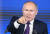 블라디미르 푸틴 러시아 대통령이 지난해 12월 23일(현지시간) 모스크바 마네주에서 500여명의 내외신 기자들과 대면한 연례 기자회견에서 답변을 하고 있다. [AP=연합뉴스]