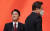 21일 TV토론회가 열린 서울 마포구 MBC 미디어센터에서 이재명 더불어민주당 후보(오른쪽)와 안철수 국민의당 후보(왼쪽)가 인사를 나눈 후 이동하고 있다. 국회사진기자단