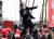 윤석열 국민의힘 대선 후보가 22일 충남 보령 대천동 보령문화의전당 앞에서 '어퍼컷 세레머니'를 하며 시민들을 향해 지지를 호소하고 있다. 김현동 기자