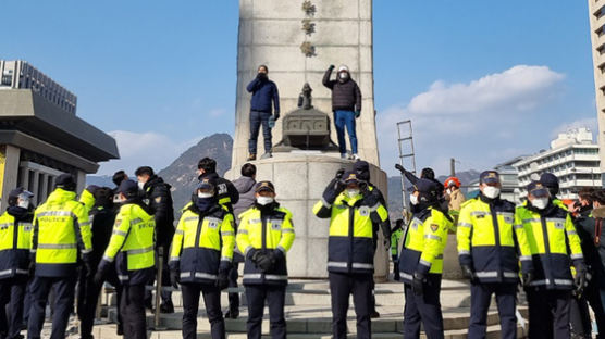 택배노조, 광화문 이순신동상 올라가 기습시위…4명 체포