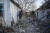 우크라이나 도네츠크주 타람추크 마을의 한 주민이 20일 포격으로 파괴된 집을 보여주고 있다. 최근 우크라이나 동부 도네츠크와 루간스크 지역에서는 우크라이나 정부군과 반군의 포격이 늘고 있다. 로이터=연합뉴스