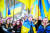 우크라이나 오데사에서 지난 20일 시위대가 국기를 앞세우고 행진하고 있다. 마이단 민주화 시위 8주년을 맞아 거리로 나온 이들은 러시아 위협에 맞서는 국민 단결을 호소했다. [AP=연합뉴스]