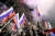 지난 21일(현지시간) 우크라이나 동부의 반군 장악 지역인 도네츠크시에서 친러시아 활동가들이 러시아 국기를 흔들며 행진하고 있다. 앞서 블라디미르 푸틴 러시아 대통령은 돈바스 지역의 친러 분리세력이 수립한 2개의 지역 정부를 국가로 승인하고 평화유지군 명목의 러시아군 진입을 명령했다. [로이터=연합뉴스]