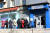 이날 도네츠크시에서 예금을 인출하려고 현금자동인출기(ATM) 앞에 줄을 선 사람들. [AP=연합뉴스]