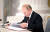 블라디미르 푸틴 러시아 대통령이 21일 러시아 크렘린궁에서 도네츠크·루한스크 지역의 독립을 승인하는문서에 서명하고 있다. [로이터-연합]