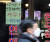 지난 19일부터 식당·카페 등의 영업시간 제한이 기존 오후 9시에서 오후 10시로 시간 연장된 가운데 20일 서울 종로의 한 식당 앞에 1시간 연장기념 서비스로 새우를 제공한다는 안내문이 붙어 있다. 연합뉴스