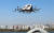지난 2020년 11월 11일 서울 영등포구 여의도한강공원 물빛무대에서 '도시 하늘을 열다'라는 부제로 열린 도심항공교통 서울실증 행사에서 중국 이항사의 2인승급 드론택시용기체 이항216이 시범비행을 하고 있다. 뉴시스