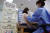 22일 오후 서울 중구보건소에서 한 시민이 코로나19 백신 야간 예방접종을 하고 있다. 연합뉴스
