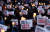 CJ택배 공동대책위원회 구성원들이 지난 19일 서울시 중구 청계광장에서 택배노동자 과로사 방지 사회적 합의 이행을 위한 촛불집회를 하고 있다. [뉴스1]