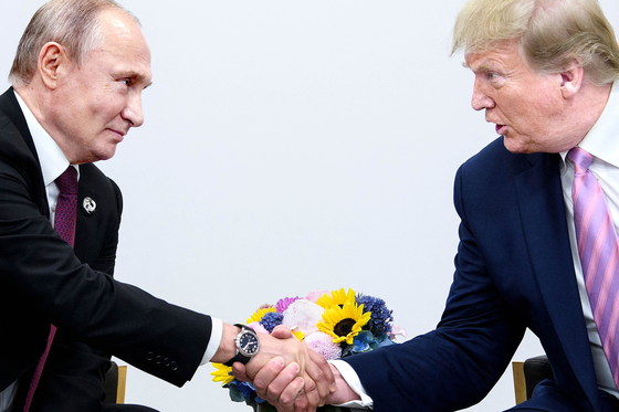 블라디미르 푸틴 러시아 대통령과 도널드 트럼프 미국 대통령이 2019년 일본 오사카에서 열린 G20 정상회의에서 만났다.[AFP=연합뉴스]
