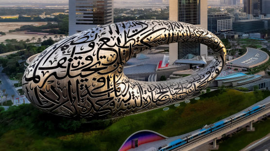 [이 시각] "세상에서 가장 아름답다" '두바이 미래박물관' 개관