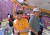 2015년 호주에서 함께 있는 이재명 민주당 대선후보(오른쪽)와 고 김문기 성남도시개발공사 개발1처장. [사진 유족 측]