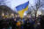 22일(현지시간) 독일 베를린의 러시아 대사관 앞에서 블라디미르 푸틴 러시아 대통령을 규탄하는 집회가 열렸다. 시위대는 우크라이나 국기를 들고 모였다.[AP=연합뉴스]
