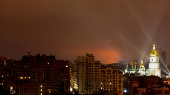 우크라 수도에 미사일 때린 푸틴, 남부 해안 상륙작전 감행