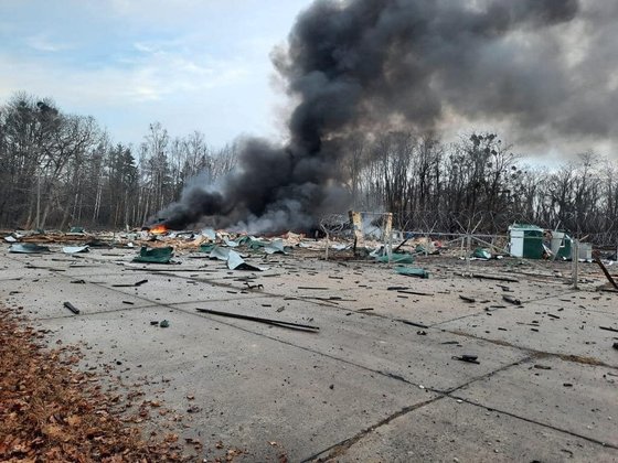 우크라이나 내무부가 24일(현지시간) 새벽에 키예프 지역의 국경 시설이 러시아군 공습으로 파괴됐다고 발표했다. 우크라이나 내무부 페이스북 페이지