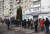 우크라이나 서부 리비우에서 24일 사람들이 돈을 인출하기 위해 줄을 서있다. [AFP=연합뉴스]