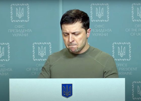 볼로디미르 젤렌스키 우크라이나 대통령이 25(현지시간)일 새벽 연설하고 있다. 젤렌스키 대통령 인스타그램 캡처