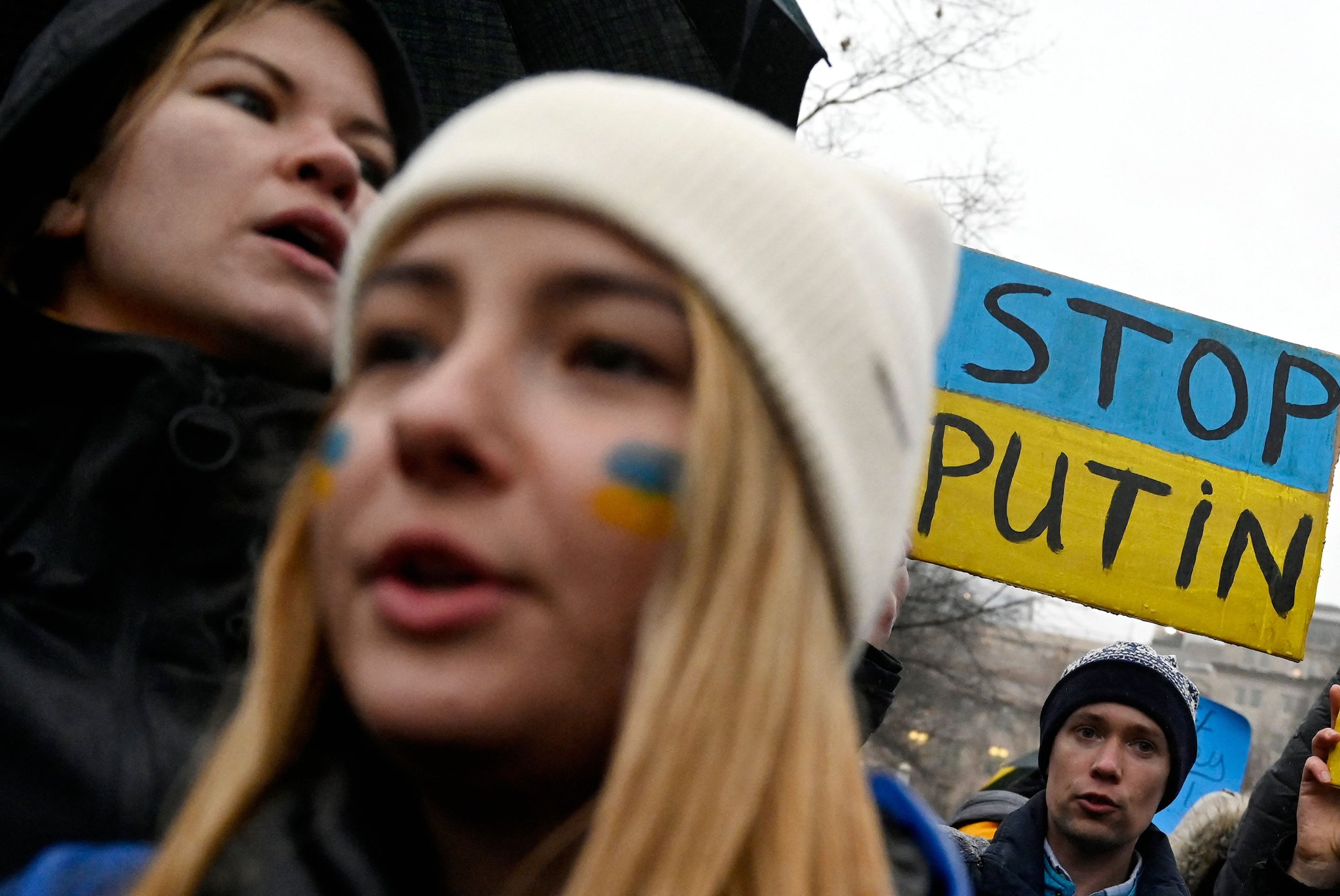러시아의 우크라이나 침공에 대한 규탄이 이어지고 있다.24일(현지시간) 미국 워싱턴DC 백악관 앞에서 시민들이 우크라이나를 지지하는 시위를 벌이고 있다. AFP=연합뉴스 