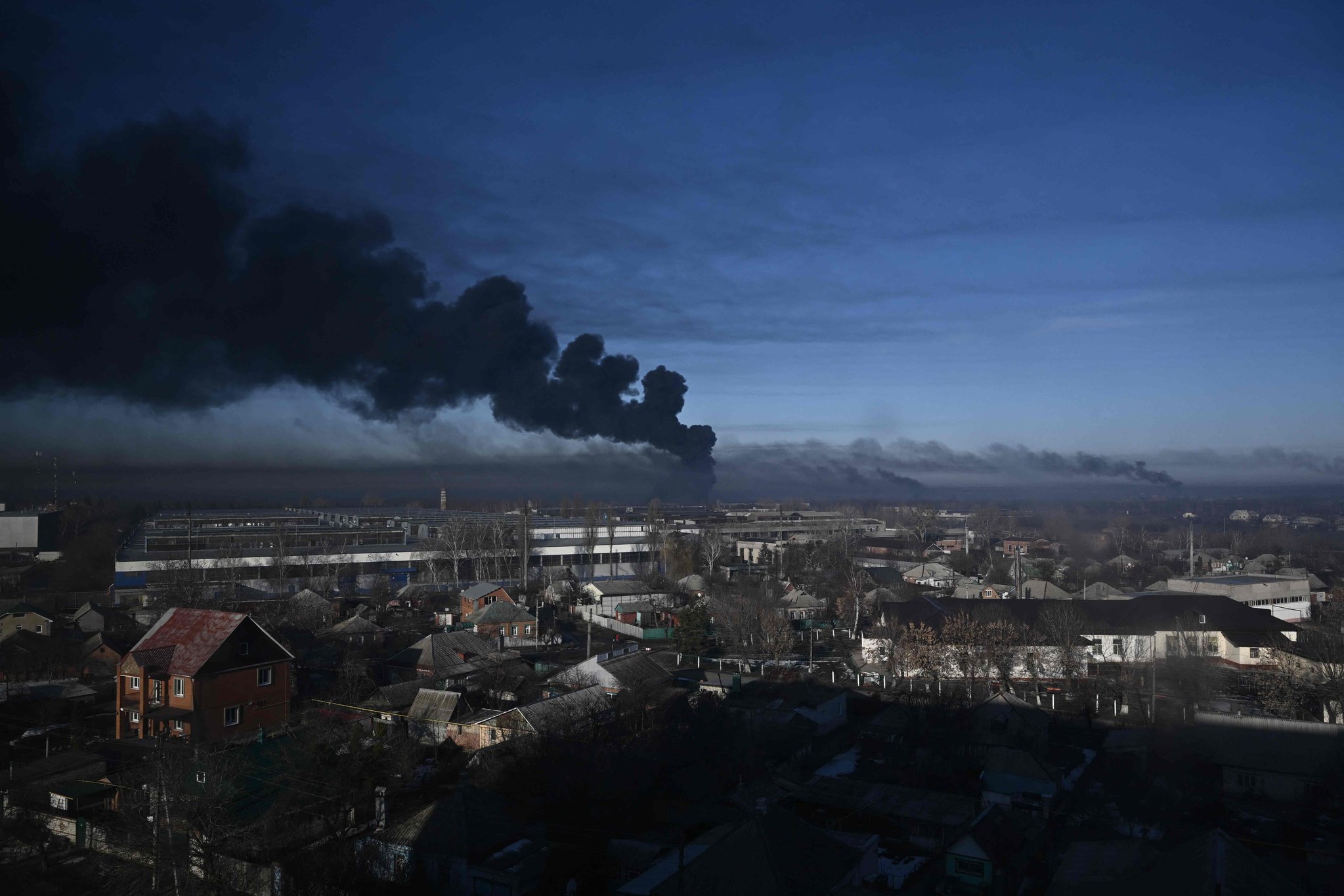 24일(현지시간) 우크라이나 하리키우 인근 군공항에 검은 연기가 치솓고 있다. AFP=연합뉴스