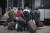 24일(현지시간) 우크라이나 동부 도네츠크 지역 코스티니우카에서 시민들이 기차에 오르고 있다. [AP=연합뉴스]