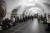러시아의 침공이 이뤄진 24일(현지시간) 우크라이나 수도 키예프의 지하철역 방공호로 대피한 시민들. EPA=연합뉴스
