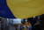 27일 서울 중구 주한러시아대사관 인근에서 재한 우크라이나인들이 러시아의 우크라 침공을 규탄하는 반전 시위를 벌이고 있다. 연합뉴스