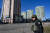 26일 우크라이나 경찰이 포격이 입은 아파트 고층 아파트 주변에서 경계 근무를 서고 있다. [AFP=연합뉴스]