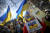  재한 우크라이나인들이 27일 오전 서울 중구 러시아대사관 인근에서 러시아의 우크라이나 침공 규탄 시위를 열고 전쟁 반대 피켓을 들고 있다. [뉴시스]
