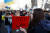  26일(현지시간) 영국 런던 시내에서 열린 반전 집회에서 한 시민이 피켓을 들고 있다. [AFP=연합뉴스]