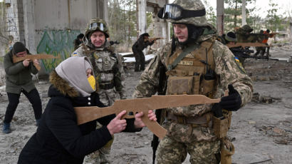 나무총에 망치·칼 들었다…러 맞서는 우크라 시민 '결사항전'