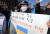  재한 우크라이나인들이 27일 서울 중구 러시아대사관 앞에서 러시아의 우크라이나 침공을 규탄하며 집회를 열고 있다. [뉴스1]