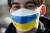  27일 서울 중구 러시아대사관 인근에서 열린 전쟁반대 러시아 규탄시위에 참가한 한 우크라이나인이 마스크에 자국기를 그렸다.[뉴시스]
