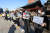 27일 오후 서울 종로구 보신각 앞에서 재한러시아인 주최로 열린 우크라이나 전쟁 반대 집회에서 참가자들이 러시아의 우크라이나 침공을 규탄하고 있다. 연합뉴스