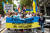  27일 호주 멜버른에서 열린 우크라이나 전쟁 반대 시위에서 시위자들이 현수막과 깃발을 들고 있다.[EPA=연합뉴스]