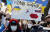  재한 우크라이나인들이 27일 서울 중구 러시아대사관 앞에서 러시아의 우크라이나 침공을 규탄하는 시위를 벌이고 있다. [뉴스1]