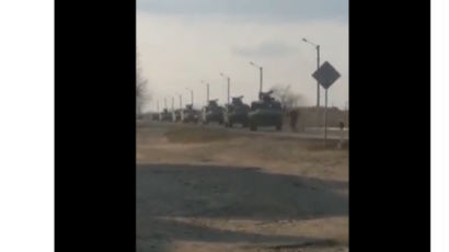 러시아 군용 차량 맨몸으로 막아선 우크라판 '탱크맨' 