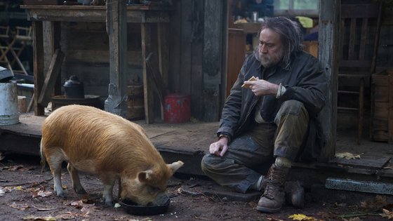 영화 '피그'에서 돼지와 숲에서 살아가는 은둔자가 된 니콜라스 케이지. 그는 이 영화에 대해 "상실에 대한 명상 같은 느낌을 받았다"며 "'롭'을 연기하는데 필요한 감정이나 경험은 모두 제 안에서 찾을 수 있었다"고 캐릭터에 강한 동질감을 표했다. [사진 판씨네마]