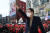 국민의힘 윤석열 대선 후보가 28일 동해시청 앞에서 열린 유세에서 지지자들에게 인사하고 있다. [연합뉴스]