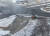 우크라이나 전략통신정보보안국이 27일(현지시간) 공개한 영상에서 탱크 한 대가 하르키우 거리에 불에 탄 채 방치돼 있다. [뉴시스=우크라이나 전략통신정보보안국 제공]