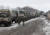루한스크 지역의 도로에 대기중인 군용 장비들. 로이터=연합뉴스